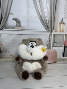 Хомяк с пчёлкой